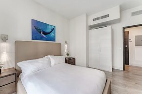 Condo Close to the Beach With Rooftop Pool & Gym