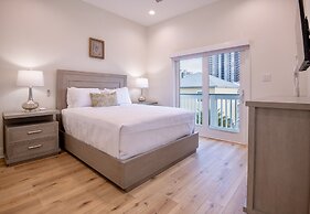 8 Bed 9 Bath Private Pool Grill Walk to Beach