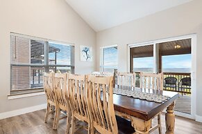A Birds Eye Bridge View - 5 BDR w/ Private Hot Tub