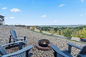 A Birds Eye Bridge View - 5 BDR w/ Private Hot Tub