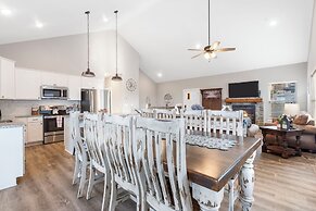 A Birds Eye Bridge View - 5 BDR w/ Private Hot Tub