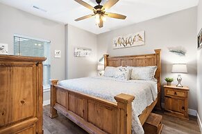 A Birds Eye Bridge View - 5 BDR w/ Private Hot Tub