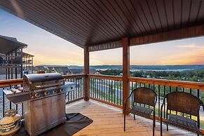 A Birds Eye Bridge View - 5 BDR w/ Private Hot Tub