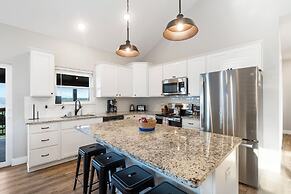 A Birds Eye Bridge View - 5 BDR w/ Private Hot Tub