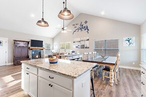A Birds Eye Bridge View - 5 BDR w/ Private Hot Tub