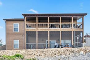 A Birds Eye Bridge View - 5 BDR w/ Private Hot Tub