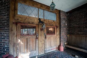 The Hideaway at Hayloft Lodge Chic & Unique Stay