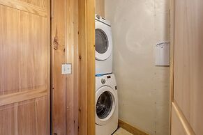 Little Cub Retreat - Private Hot Tub & Indoor Pool