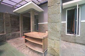 SPOT ON 93612 Kencana Homestay Syariah Near Masjid AL-BAROKAH Kanyuran