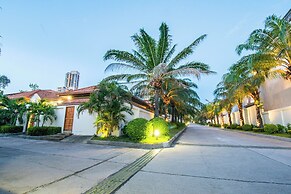 Seaside Villa 2 Pools beach at 50m