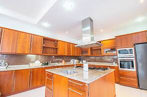 Seaside Villa 2 Pools beach at 50m