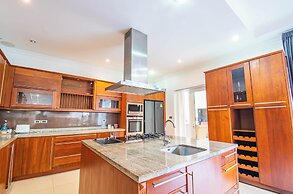 Seaside Villa 2 Pools beach at 50m