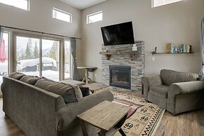 Hike + Ski: Grand Lake Cabin w/ Mtn-view Deck