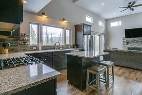 Hike + Ski: Grand Lake Cabin w/ Mtn-view Deck