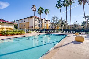 Fort Myers Condo w/ Screened Patio & Pool Access!