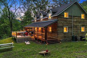 Hot Tub, Game Room & Fire Pit: Canton Log Cabin