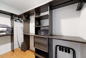 Deluxe Apt Bayside Views Await