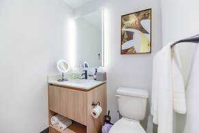 Deluxe Apt Bayside Views Await