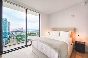 Deluxe Apt Bayside Views Await