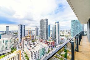 Deluxe Apt Bayside Views Await