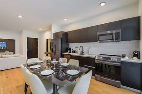 Deluxe Apt Bayside Views Await