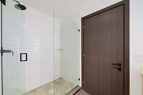 Deluxe Apt Bayside Views Await