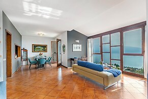 Villa La Quercia Hilly Area Lake View