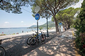 Villa La Quercia Hilly Area Lake View