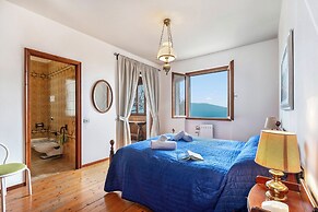 Villa La Quercia Hilly Area Lake View