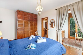 Villa La Quercia Hilly Area Lake View