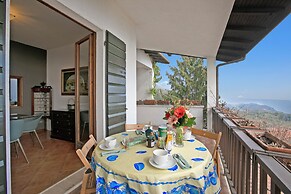 Villa La Quercia Hilly Area Lake View