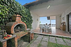 Villa La Quercia Hilly Area Lake View