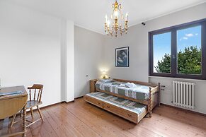 Villa La Quercia Hilly Area Lake View