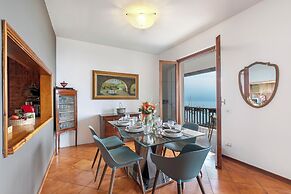 Villa La Quercia Hilly Area Lake View