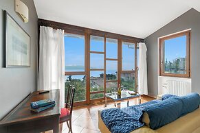 Villa La Quercia Hilly Area Lake View