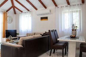 Three Holiday Homes - H1 Azur