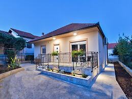 Mihael Holiday House