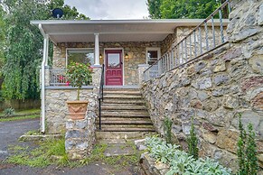 Eclectic Stone Cottage, Walk to Downtown Staunton!