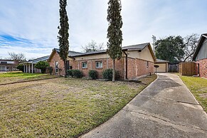 Quiet Houston Home w/ Porch - Near Park & Trails!