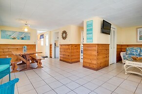 Coastal Cape Cod Charmer: Walk to Beach & Main St!