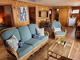 Winni Lakefront Cabin