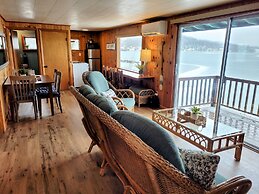 Winni Lakefront Cabin