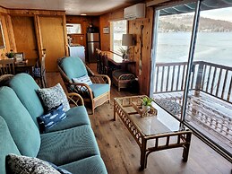 Winni Lakefront Cabin