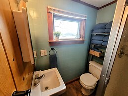 Winni Lakefront Cabin