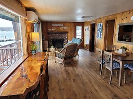 Winni Lakefront Cabin