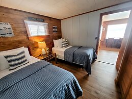 Winni Lakefront Cabin