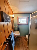 Winni Lakefront Cabin