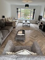 Impeccable 4-bed House in Bournemouth