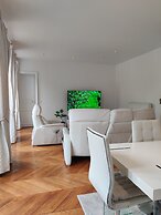 Eiffel Edge Escape (30 mètres de la Tour Eiffel)