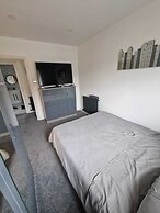 Captivating 2-bed Apartment in Tenby